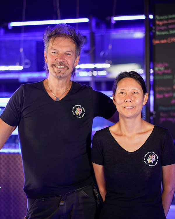 themarinecenter-team Unser Team von The Marine Center bei der Pflege der Aquarien