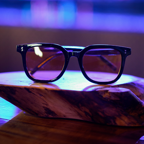 Brille mit orangenen Filter für einen farbenfrohen Blick ins Aquarium